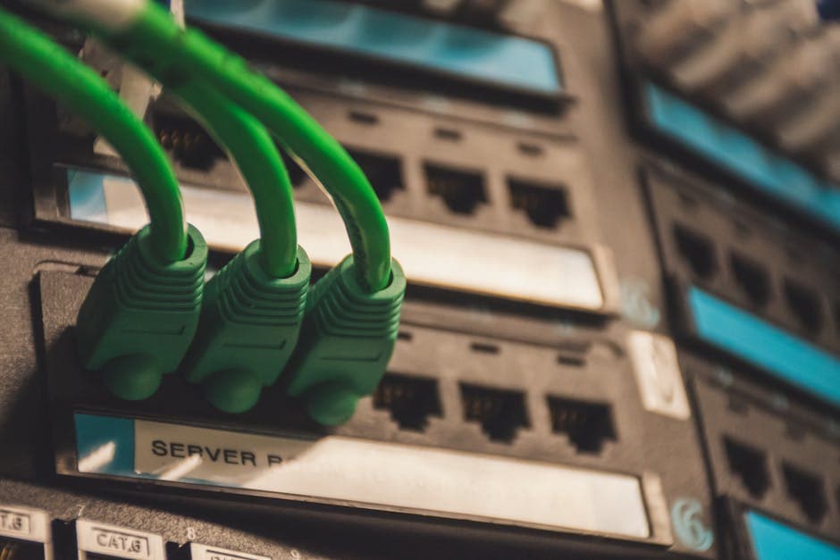 Switch Arista Networks en rack de datacenter con módulos transceptores SFP+ y QSFP28 de terceros instalados en puertos de alta densidad