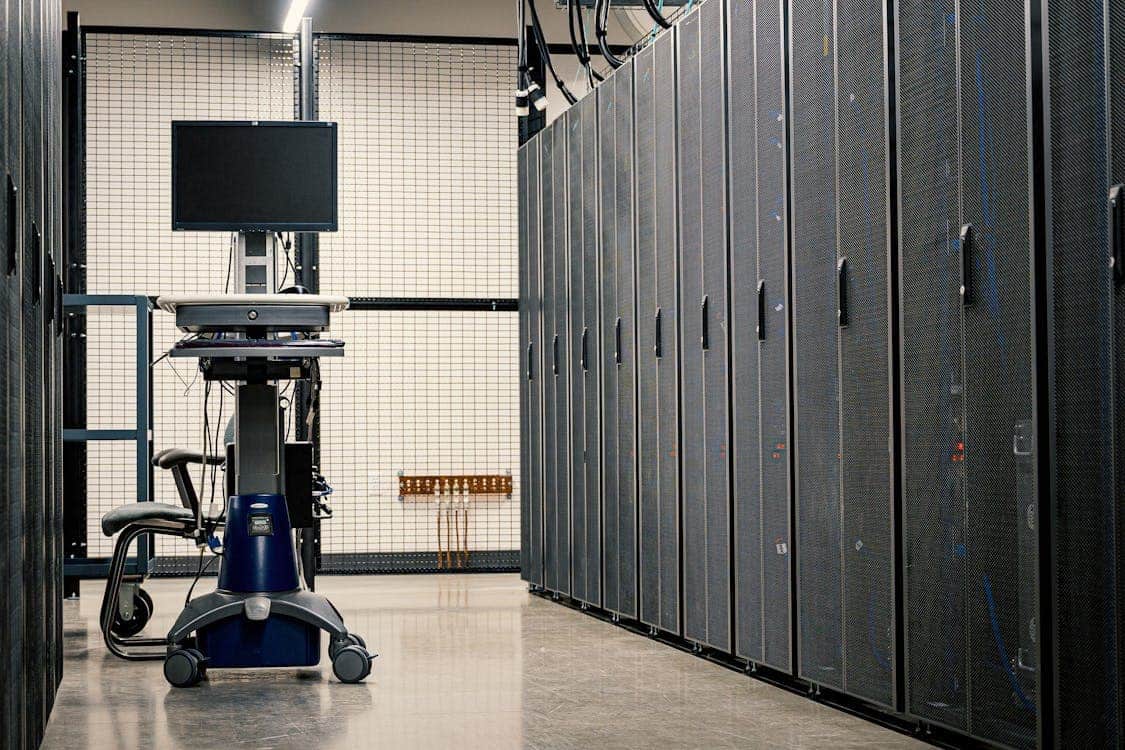 Sala de servidores de datacenter en LATAM con racks organizados y cables de fibra óptica multicolor conectados a switches Cisco Nexus, donde los módulos SFP compatibles de EON Technology representan el estándar de facto para reducir costos de infraestructura óptica