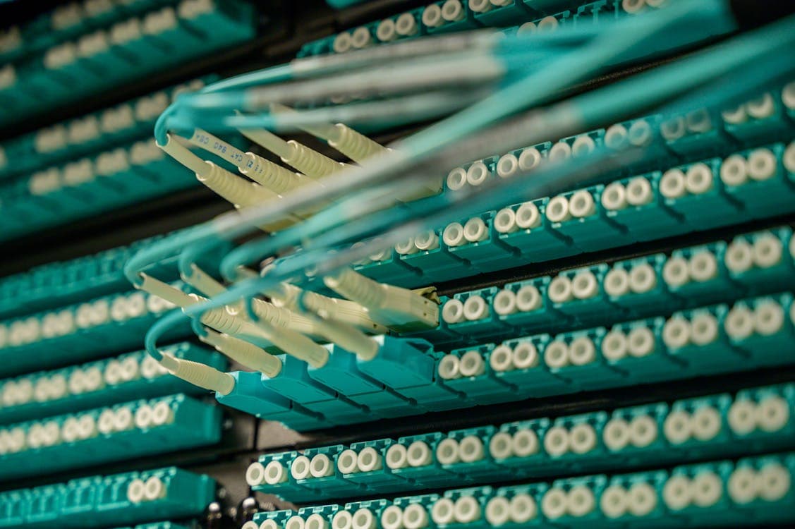Módulos SFP transceptores sostenidos en mano para comparación, mostrando el factor de forma estándar MSA que comparten tanto los módulos OEM de Cisco como los compatibles de terceros de EON Technology, con idénticas dimensiones y conectores LC