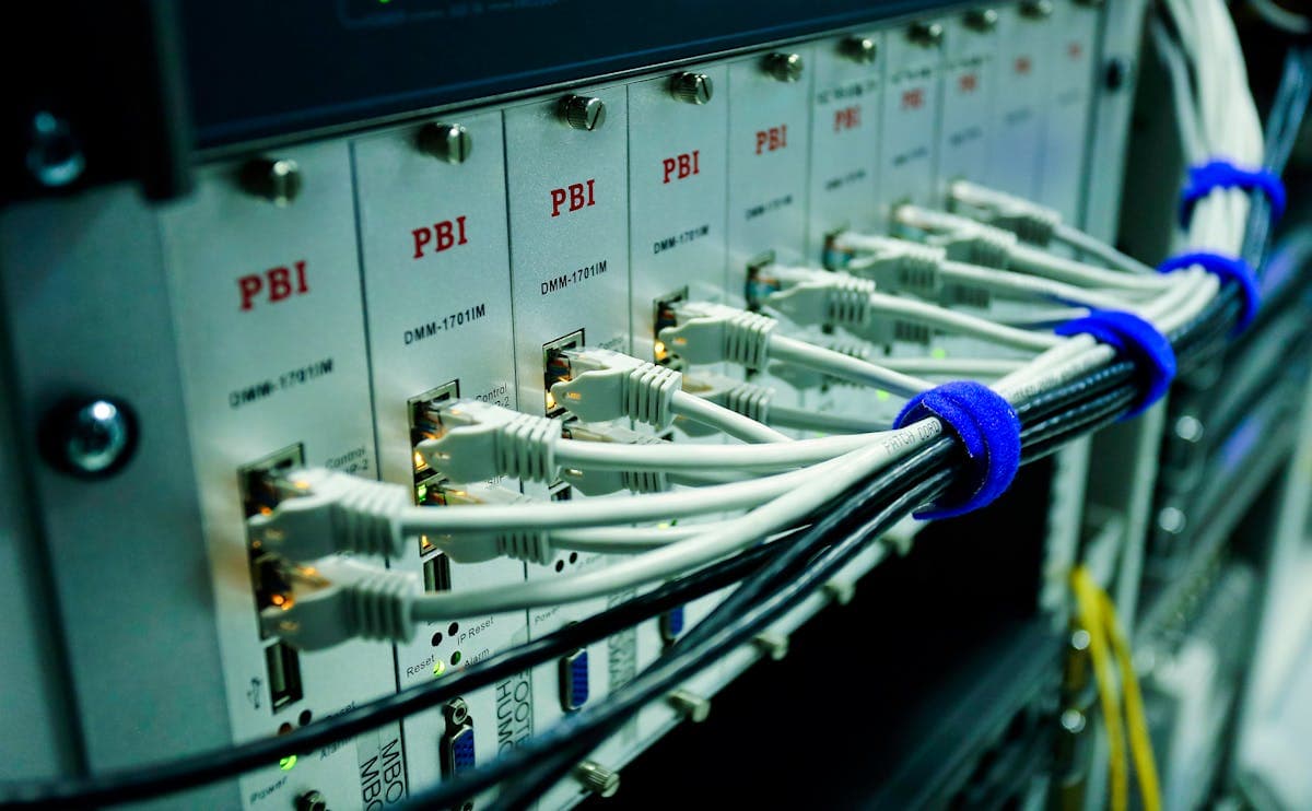 Switch Dell PowerSwitch ON-series en rack de datacenter con módulos SFP+ y QSFP28 de terceros instalados en infraestructura open networking LATAM