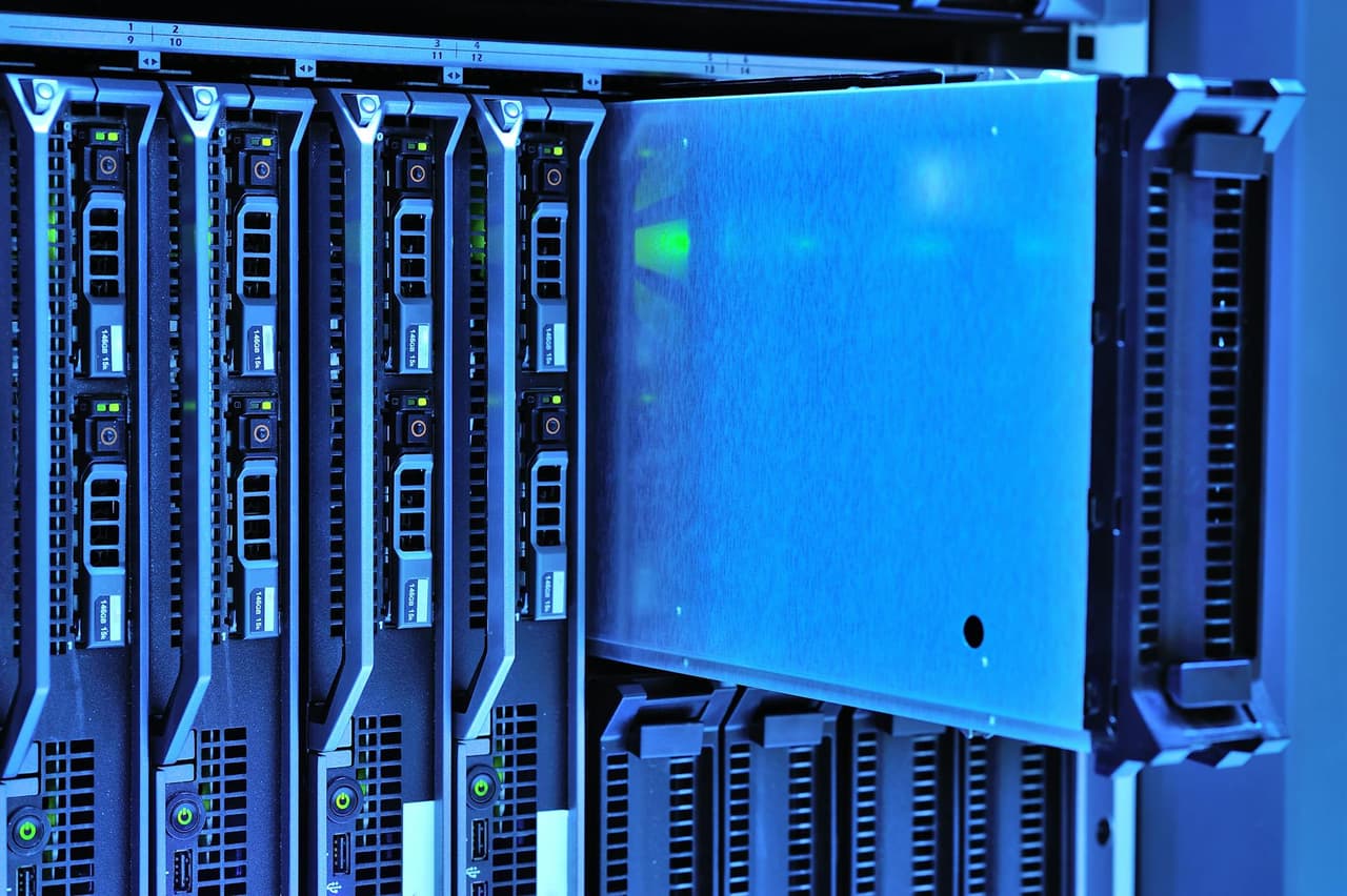 Switch Extreme Networks X460-G2 en rack de campus universitario LATAM con módulos SFP+ de terceros en puertos uplink de fibra óptica
