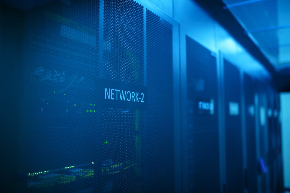 Firewall FortiGate en rack de datacenter empresarial LATAM con módulos SFP+ de terceros instalados en infraestructura de seguridad de red