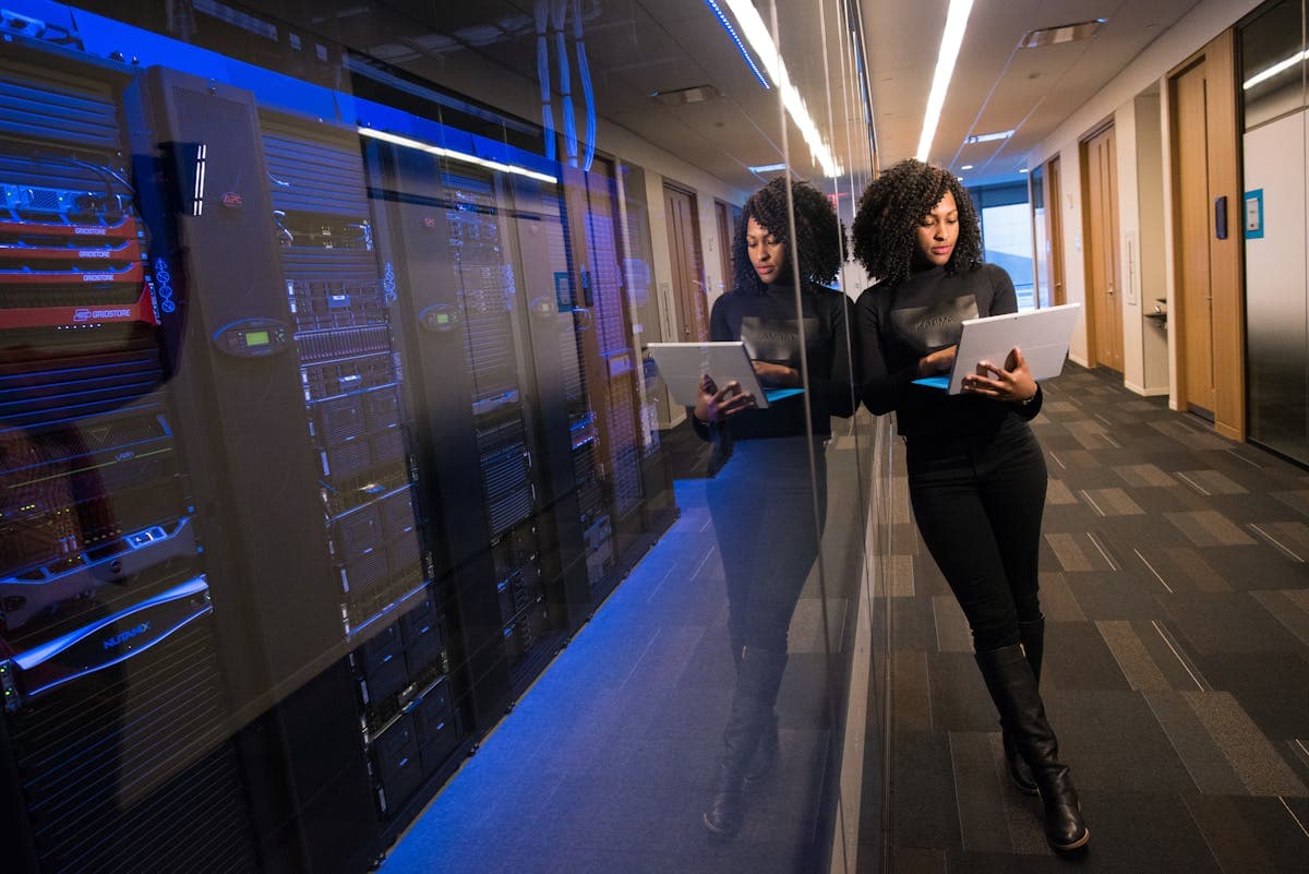 Arquitectura Fortinet Security Fabric en empresa LATAM con FortiGate como NGFW y FortiSwitch como capa de acceso gestionada vía FortiLink