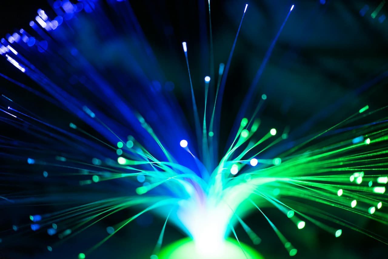 Fibras ópticas de colores representando múltiples canales de longitud de onda en tecnologías CWDM y DWDM para redes de alta capacidad