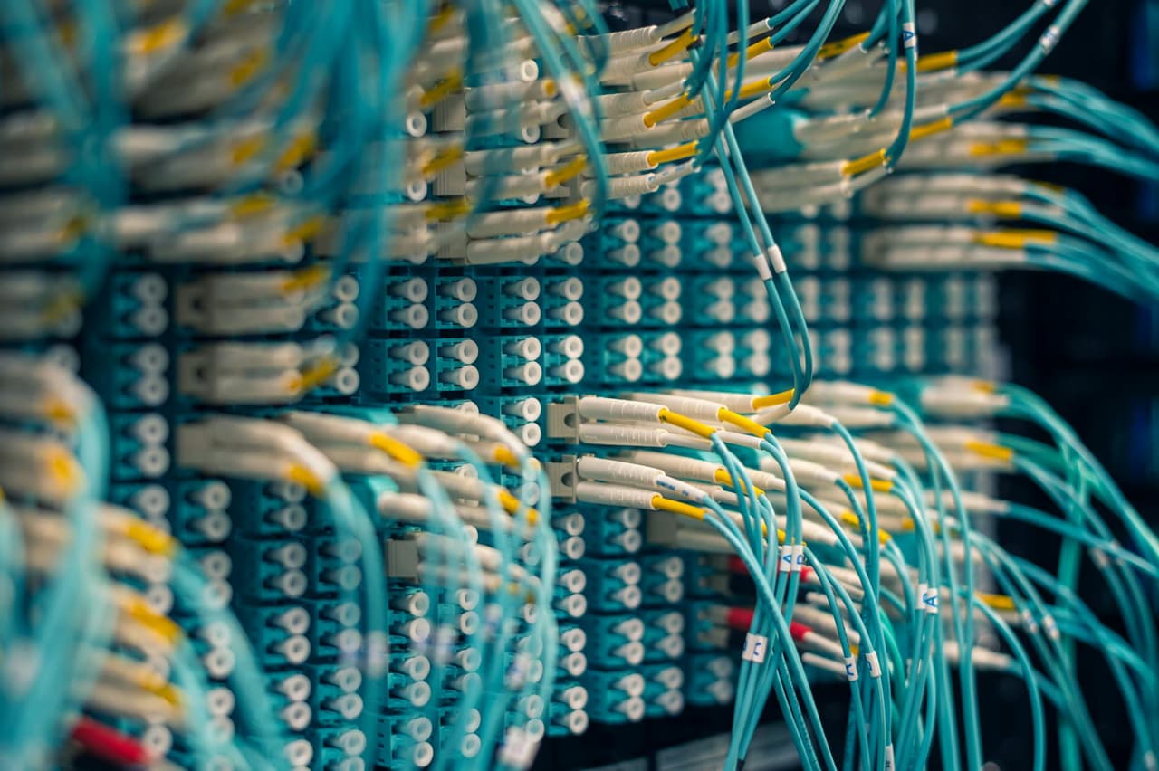 Conectores MPO y LC de fibra óptica sobre panel de parcheo en datacenter de alta densidad