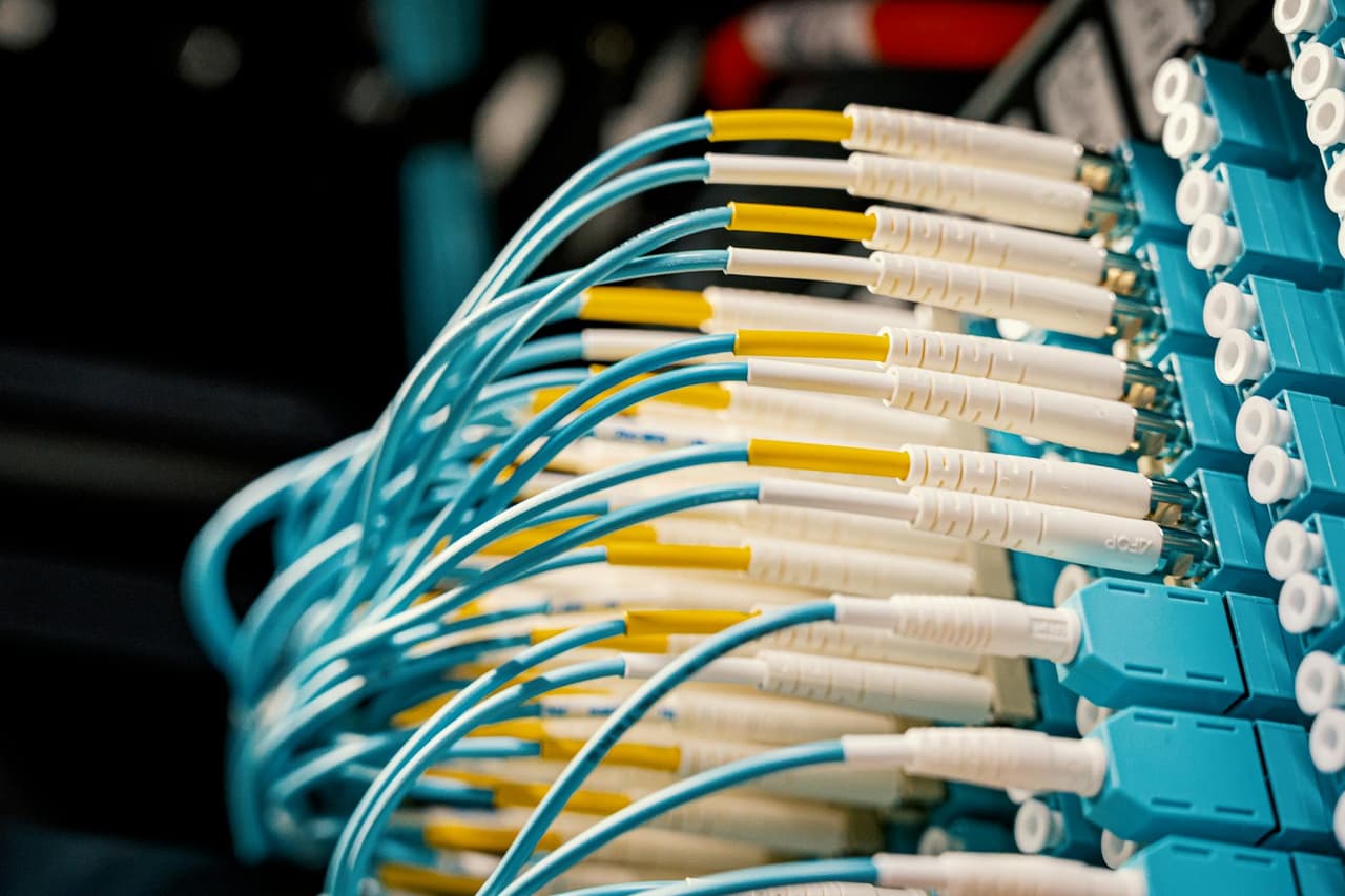 Módulos transceptores SFP de distintos fabricantes alineados sobre superficie técnica, ilustrando la interoperabilidad definida por el estándar MSA