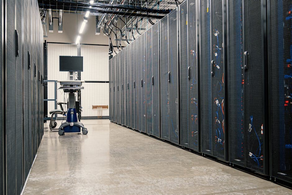 Switch HPE Aruba en rack de datacenter con módulos SFP+ de terceros instalados en puertos de alta densidad para red empresarial