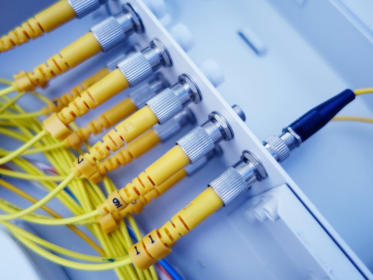 Switch Huawei en rack de datacenter ISP con módulos SFP+ y QSFP28 de terceros instalados en infraestructura de red de operadora LATAM