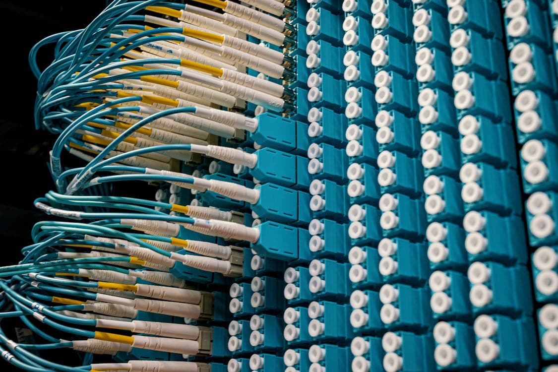 Módulos SFP transceptores de red alineados para comparación visual, mostrando el factor de forma MSA idéntico entre los módulos OEM de Juniper Networks y los compatibles certificados de EON Technology, con las mismas dimensiones y conectores LC dúplex