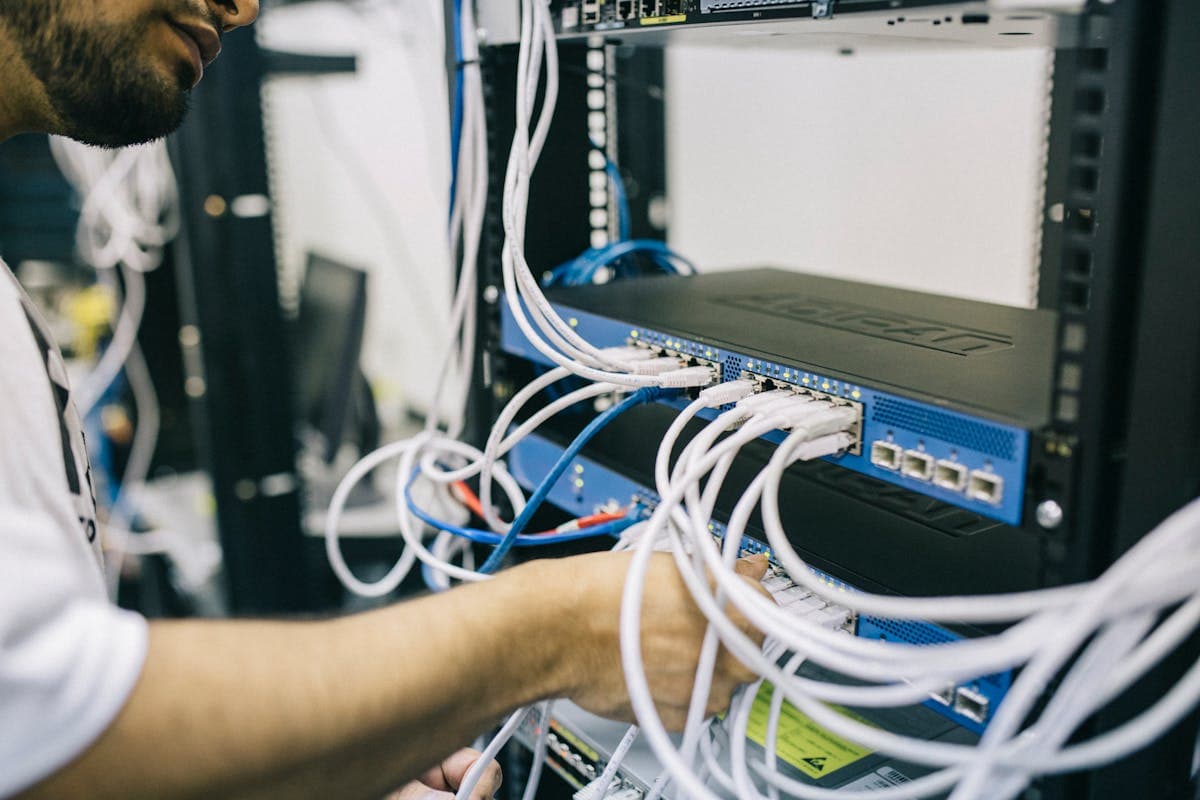 Switch MikroTik CRS en rack de ISP LATAM con módulos SFP y SFP+ de terceros instalados en infraestructura WISP de acceso inalámbrico