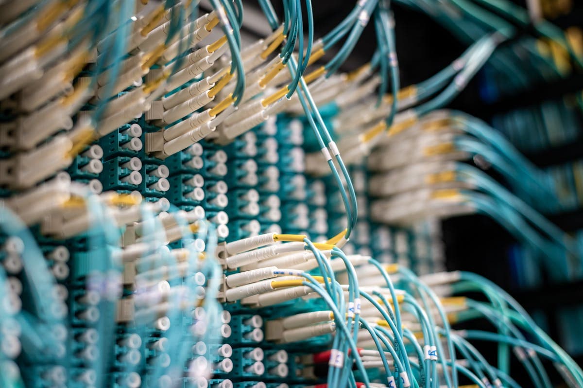 Infraestructura de red WISP en América Latina con equipos MikroTik CRS y CCR como agregación y distribución con módulos SFP de fibra