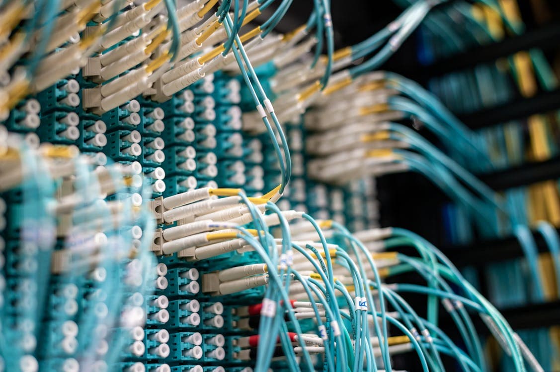 Servidor de datacenter con tarjeta de red 40G QSFP+ instalada y cables de fibra conectados, representando la adopción del factor de forma QSFP+ como estándar de uplink en infraestructuras de alta densidad en LATAM con módulos compatibles EON Technology