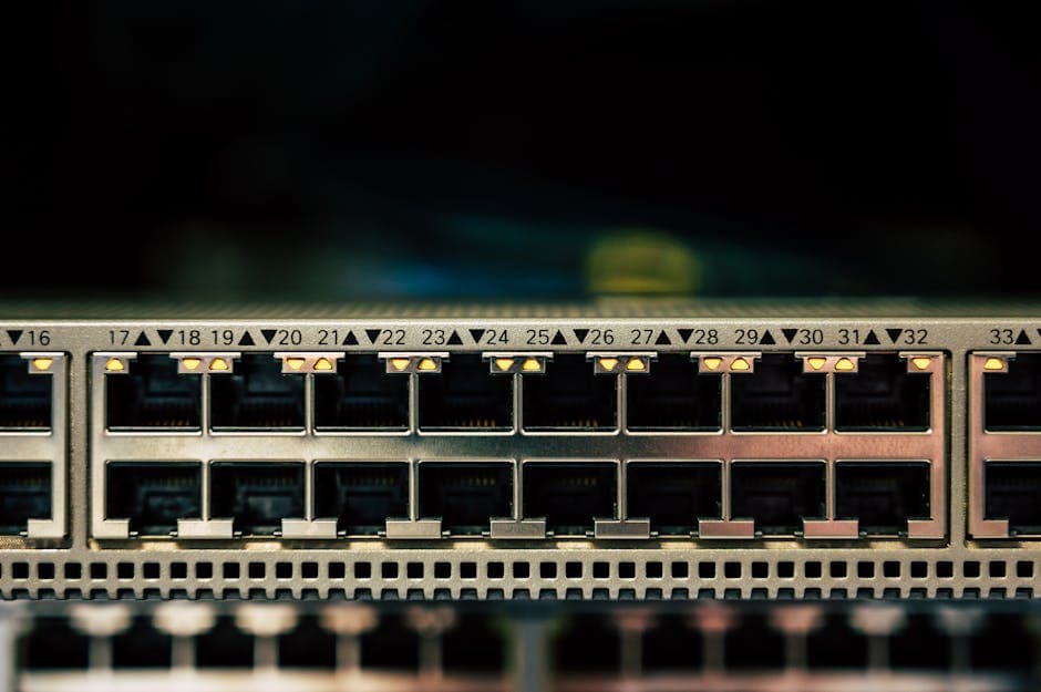 Datacenter de alta densidad con switches spine Cisco Nexus y Arista con múltiples módulos QSFP28 100G instalados y cables de fibra óptica organizados en bandejas, representando la arquitectura spine-leaf moderna donde el QSFP28 es el estándar de conectividad entre capas
