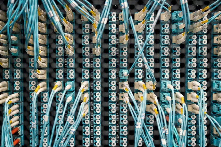 Módulo SFP 1G insertado en puerto de switch de acceso Gigabit Ethernet en rack de comunicaciones