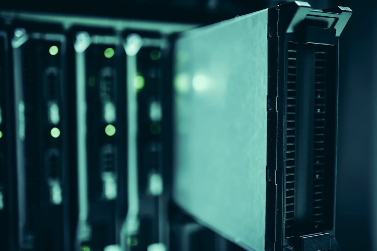 Racks de servidores en un datacenter moderno con infraestructura de red de alta densidad, donde los transceptores SFP y QSFP28 son los componentes clave para los enlaces de 10G, 25G, 40G y 100G entre equipos
